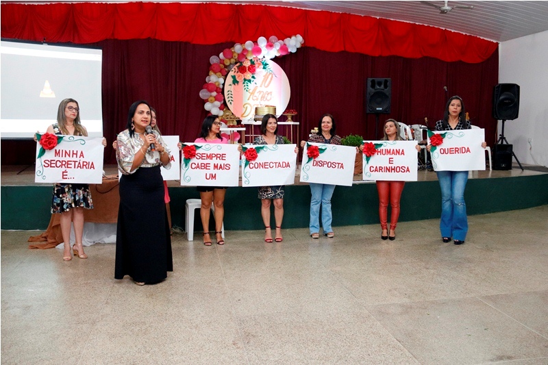 Secretaria de Educação de Água Branca faz homenagem a dirigente municipal Secretaria de Educação de Água Branca faz homenagem a dirigente municipal