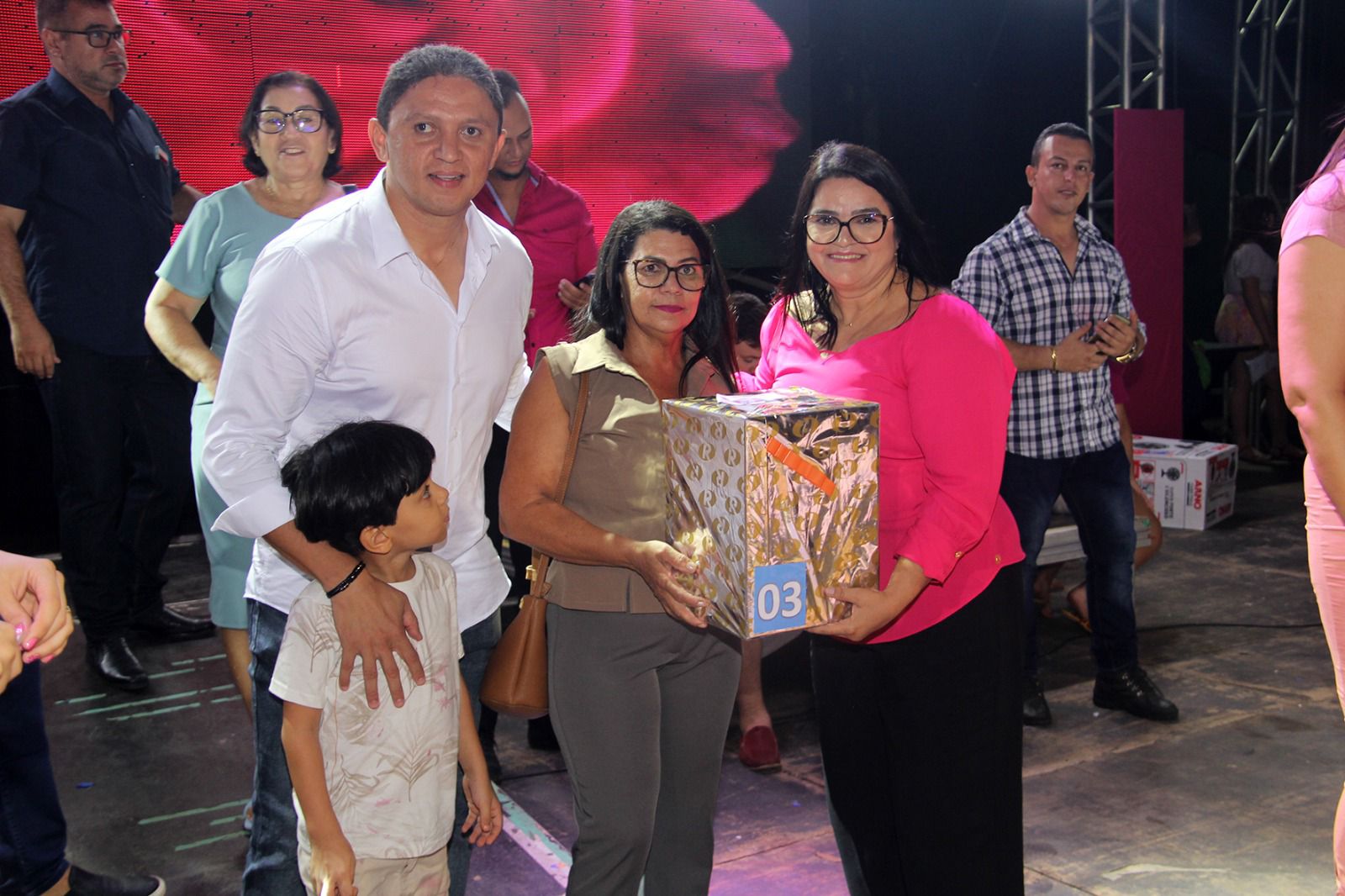 Show musical e sorteio de brindes marcam Festa das Mães em Água Branca Show musical e sorteio de brindes marcam Festa das Mães em Água Branca