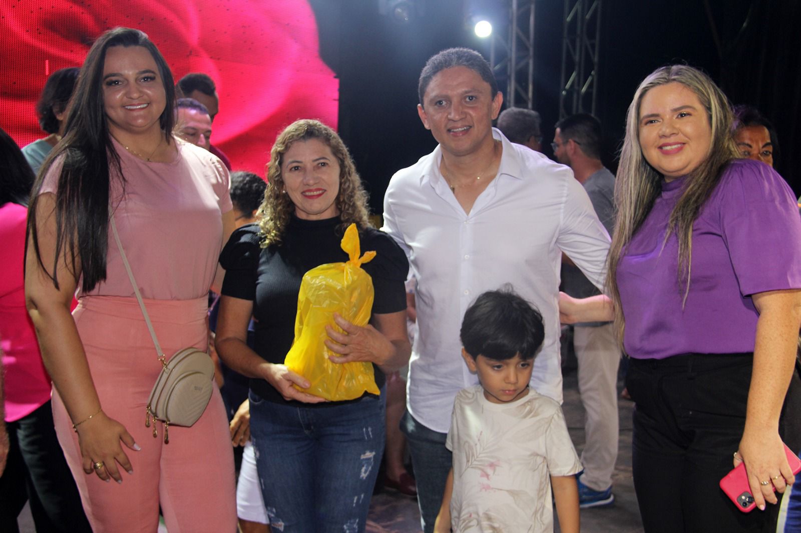 Show musical e sorteio de brindes marcam Festa das Mães em Água Branca