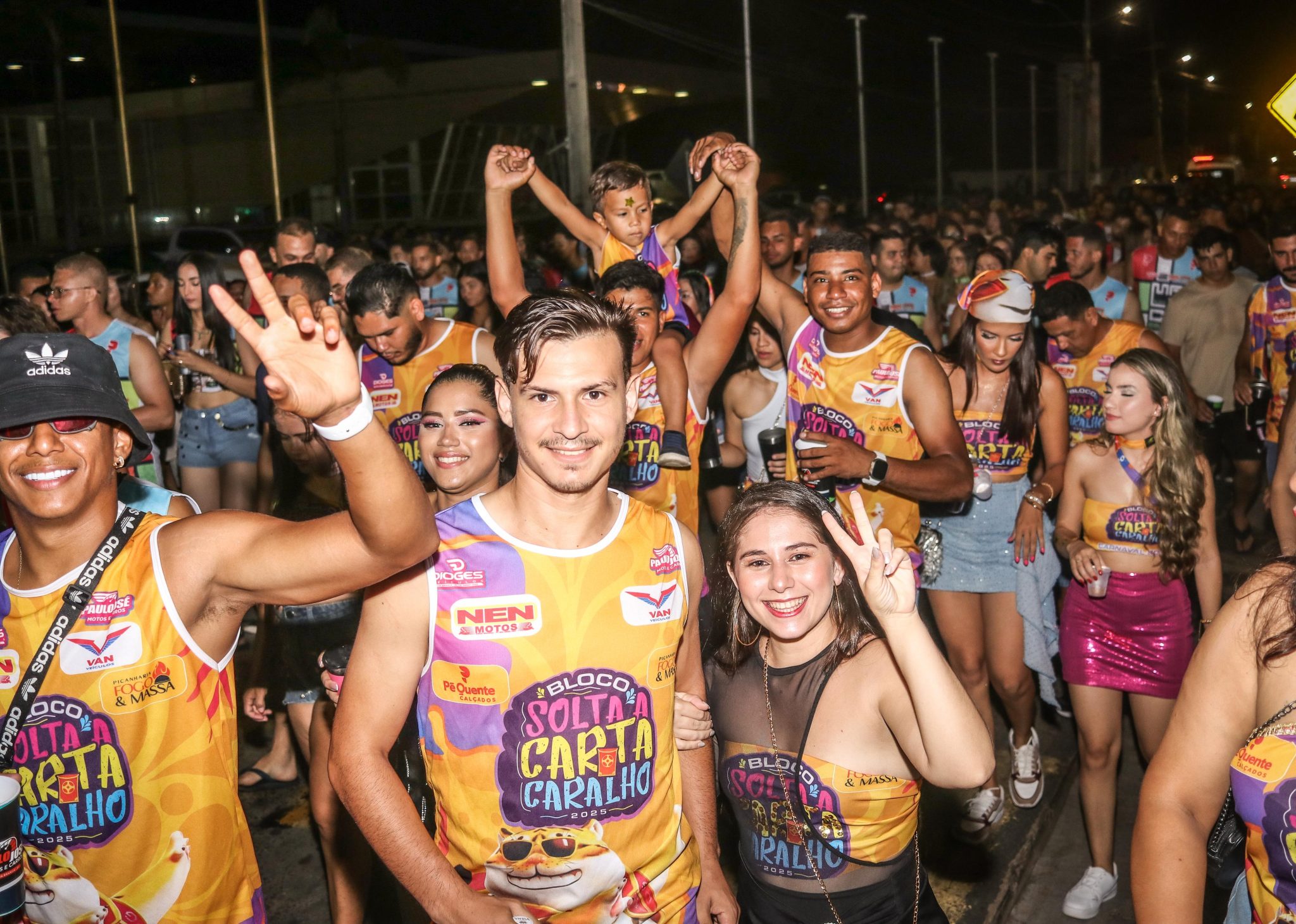Tradicional desfile de paredões arrasta multidão de foliões no terceiro dia de Carnaval