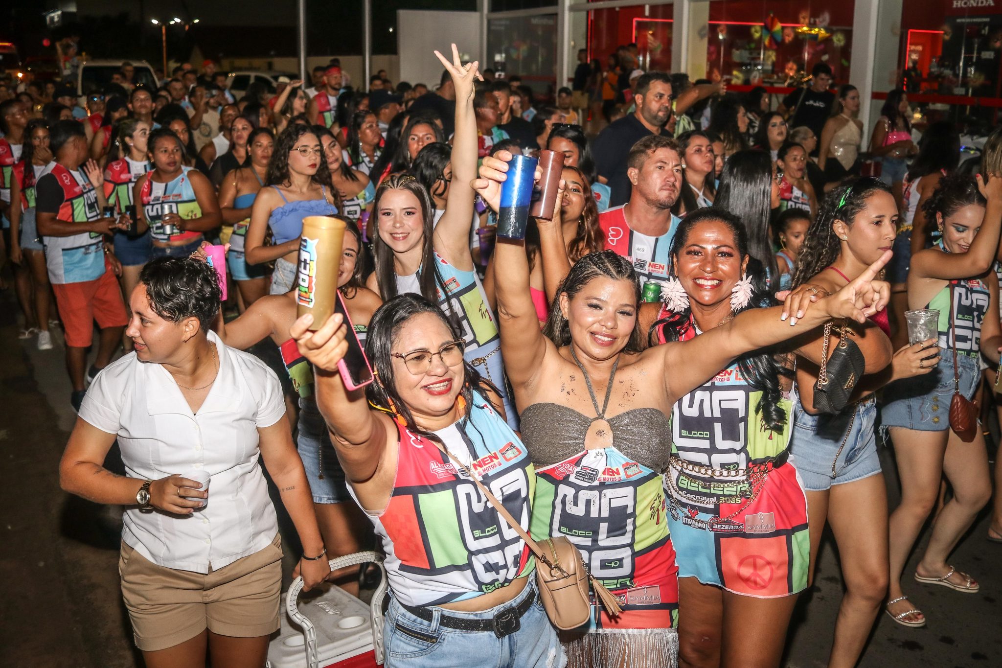 Tradicional desfile de paredões arrasta multidão de foliões no terceiro dia de Carnaval
