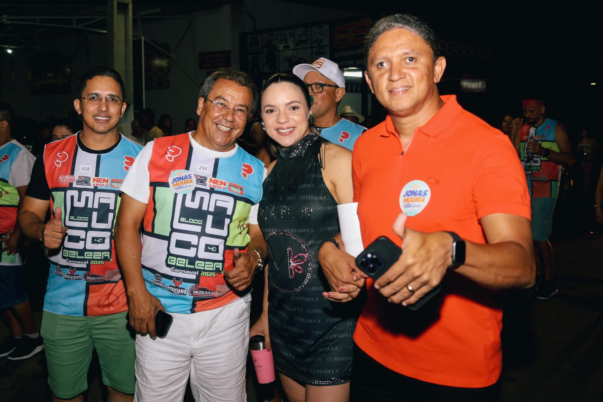 Tradicional desfile de paredões arrasta multidão de foliões no terceiro dia de Carnaval