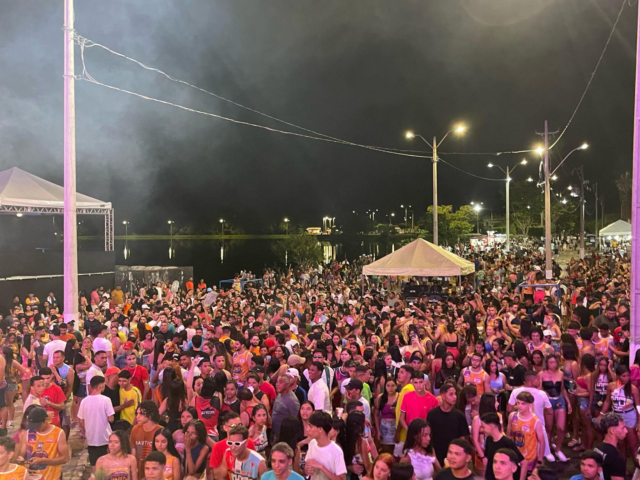Tradicional desfile de paredões arrasta multidão de foliões no terceiro dia de Carnaval