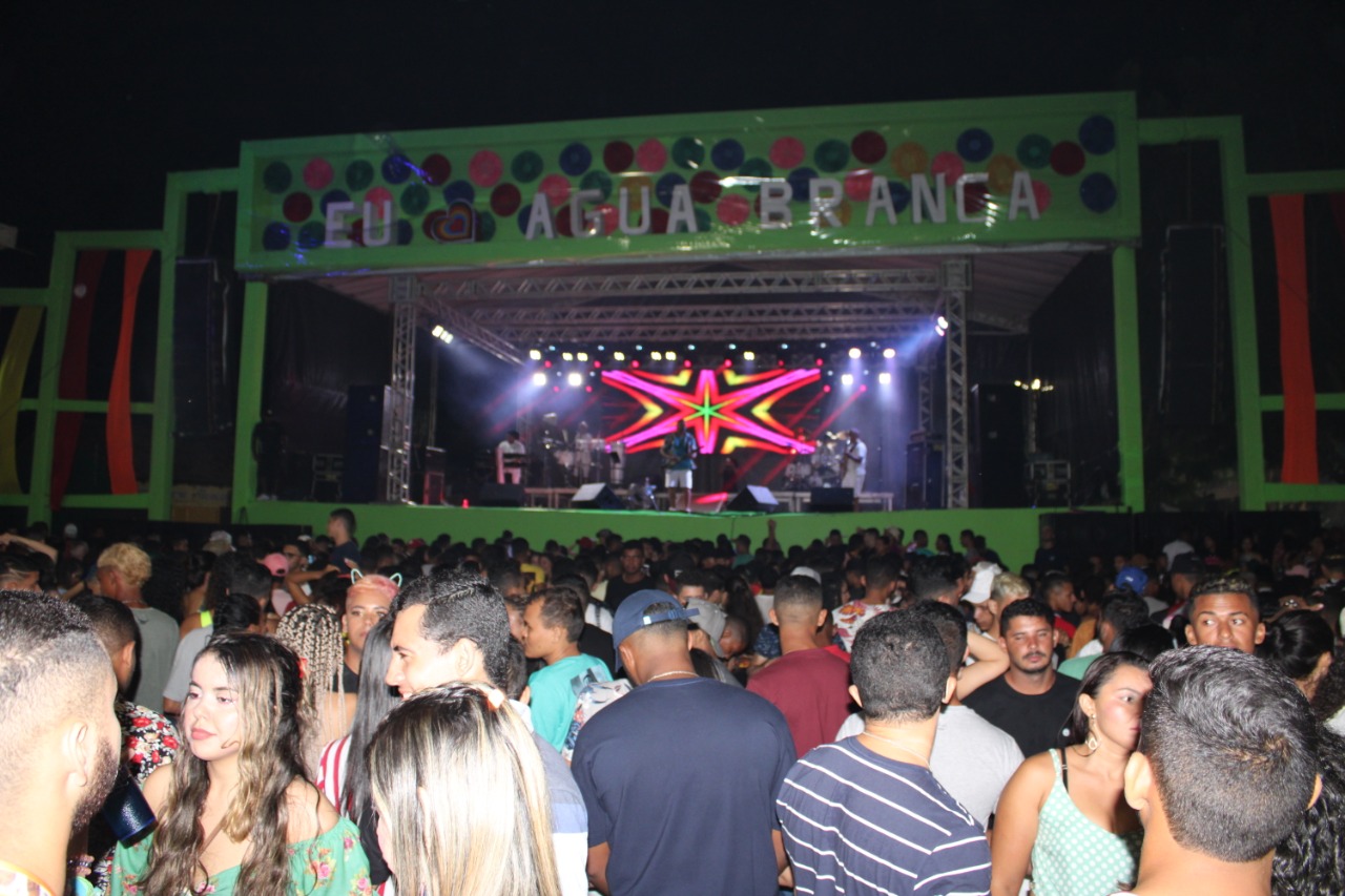 Zé Vaqueiro encerra última noite de Carnaval em Água Branca